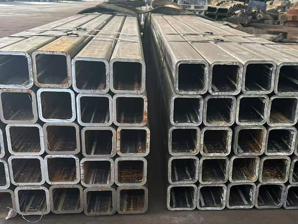 山东方管现货商分享：冷拔方管是一种通过冷拔工艺加工而成的方形管材