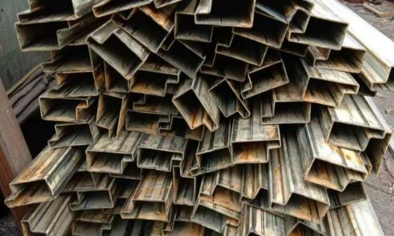 冷拔凹槽管是一种通过冷拔工艺成型的异型钢管